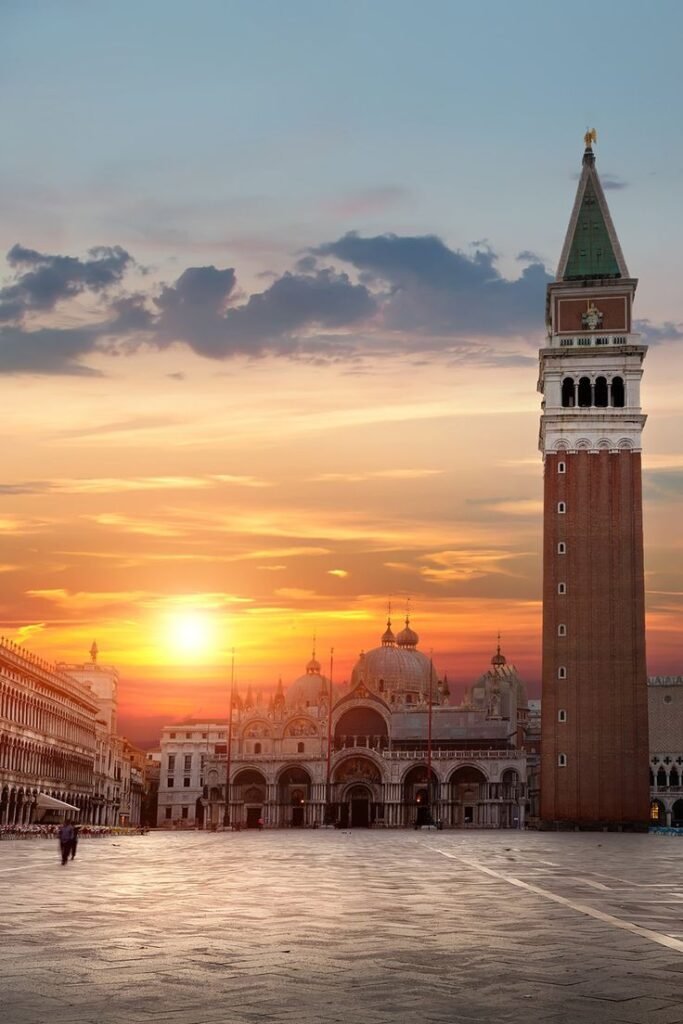 Venezia: Guida Completa alla Città sull'Acqua tra Magia e Segreti piazza san marco at sunrise, venice